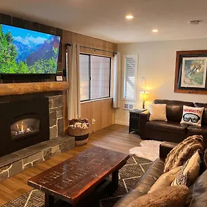 Apartment Tastefully Remodeled At Mammoth & Racquet Club, Hot Tub, Garage, 10 Min Walk To Lifts, Mammoth Lakes